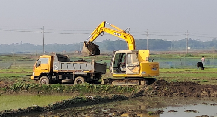 চাঁদপুরে টপ সয়েল বিক্রির হিড়িক, প্রভাব পড়ছে ফসল উৎপাদনে